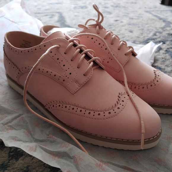 SOLD NWT Wingtip Casual Shoes, Blush, size 9 - Picture 10 of 11